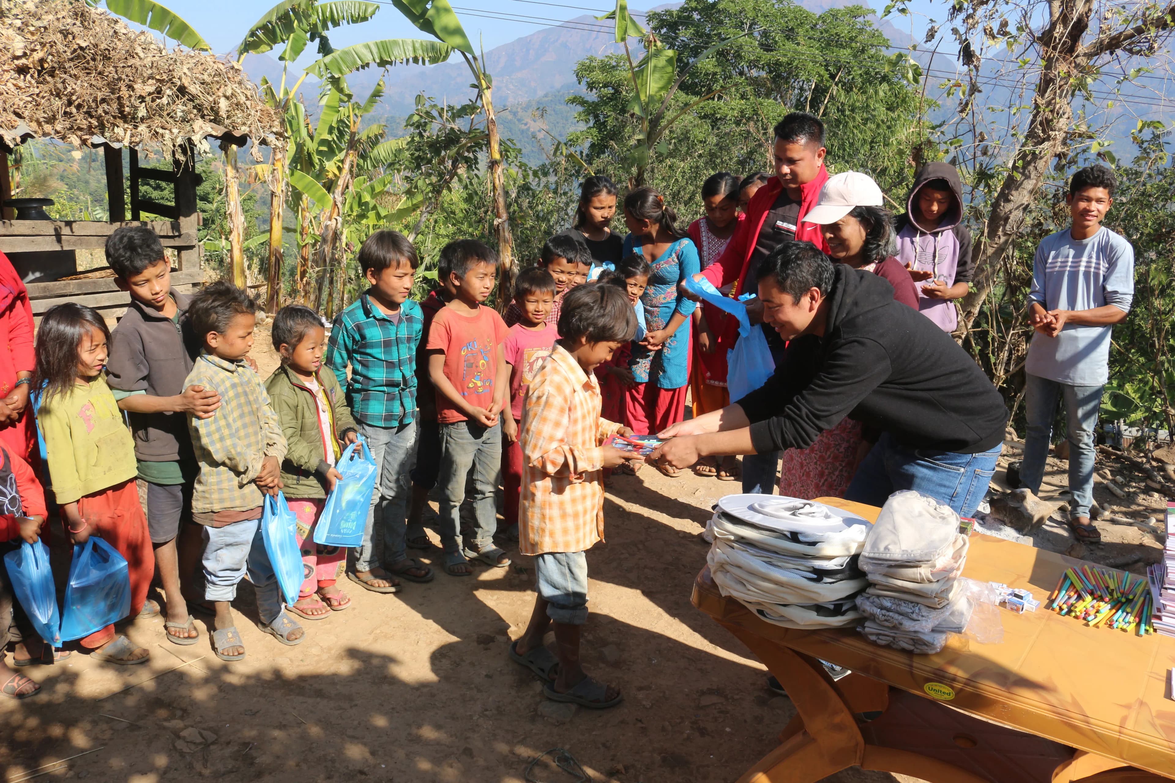 知育玩具を直接給付している写真4